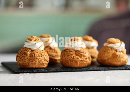 Gustosi cupcake dolci sul vassoio nero Foto Stock