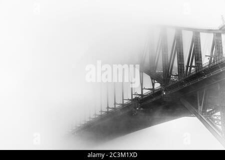 Nebbia sul Sydney Harbour Bridge Foto Stock