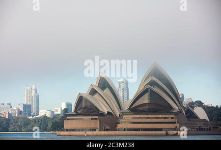 La Sydney Opera House in una mattina foggy Foto Stock