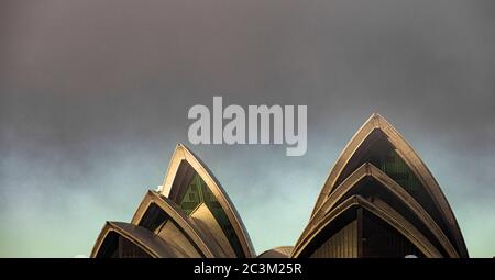 La Sydney Opera House in una mattina foggy Foto Stock