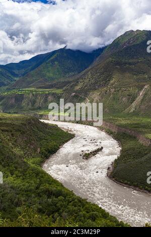 Vista mozzafiato del Grand Canyon di Yarlung Tsangpo (Yarlung Zangbo), del Canyon di Brahmaputra o della Gola di Tsangpo e del Fiume Yarlung Tsangpo in estate con cielo blu Foto Stock