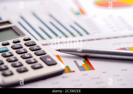 Calcolatrice e penna su carta per fogli di calcolo grafici e grafici. Finanza, conto, Statistiche, dati di ricerca analitica e concetto di incontro aziendale Foto Stock