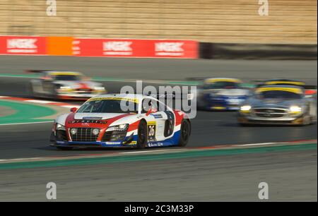 DUBAI - GENNAIO 13: Car 26, un Audi R8 GT3 LMS, che partecipa alla gara 2012 Dunlop 24 ore all'autodromo di Dubai il 13 gennaio 2012. Foto Stock