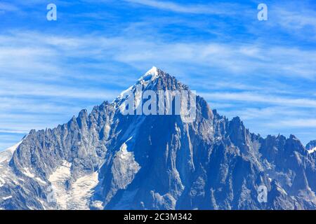 Vista mozzafiato del picco Aiguille Verte (ago verde) da Chamonix, una vetta 4000er delle Alpi francesi, Francia Foto Stock