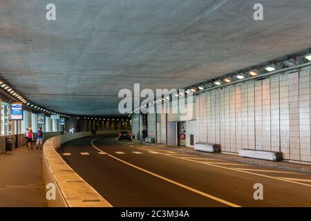 Monte Carlo, Monaco - 13 Giugno 2019 : curva di Monte Carlo con tunnel di formula uno in una soleggiata giornata estiva a Monte Carlo, Monaco Foto Stock