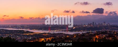 Ponte Bosforo nello skyline di Istanbul, vista cielo tramonto, Turchia Foto Stock