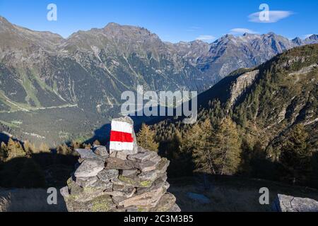 Vista panoramica aerea delle Alpi svizzere, della Val Mesolcina e della città di Mesocco, sulla 5a soleggiata giornata estiva sul sentiero Sentiero - Calanca, con segno di Foto Stock