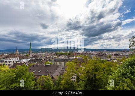 Vista panoramica aerea della città vecchia di Zurigo e del paesaggio urbano dalla piattaforma panoramica Polyterasse di ETH Zurigo in una giornata nuvolosa d'estate, con Uetliberg e torre della TV Foto Stock
