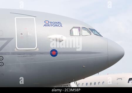 SINGAPORE - FEBBRAIO 12: Airbus A330 Multi Role Tanker Transport, MRTT, della Royal Air Force al Singapore Airshow di Singapore il 12 Febbraio 2012. Foto Stock