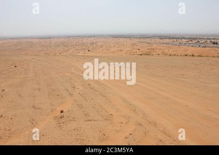 I cingoli degli pneumatici dei veicoli a trazione integrale (4WD) sono stampati sulle dune di sabbia del deserto arabo da fuoristrada, attività di attacco alle dune. Foto Stock