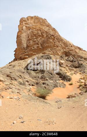 Fossil Rock è un'iconica formazione rocciosa che porta fossili marini nelle aride dune di sabbia del deserto a Sharjah, Emirati Arabi Uniti. Foto Stock