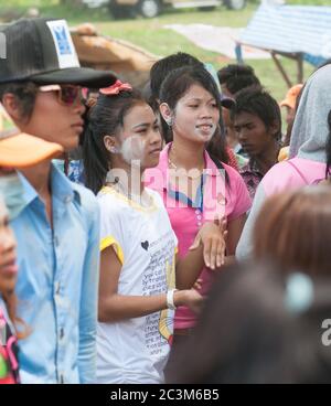 PAILIN - APRILE 14: Adolescenti cambogiani che celebrano Songkran, il nuovo anno Khmer a Pailin, Cambogia, il 14 aprile 2012. Foto Stock