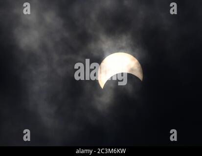 Fuzhou, la provincia cinese di Fujian. 21 Giugno 2020. Un'eclissi solare parziale si osserva a Fuzhou, capitale della provincia del Fujian del sud-est della Cina, 21 giugno 2020. Credit: Wei Peiquan/Xinhua/Alamy Live News Foto Stock