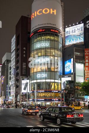 Taxi cittadino in Ginza Street, Tokyo, Giappone di notte. Foto Stock