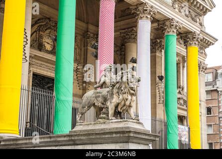 BRUXELLES, BELGIO - 2019 - Vista al Palazzo della Borsa di Bruxelles. Ex Borsa, Bruxelles è la capitale del Belgio. Foto Stock