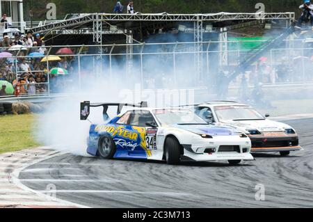 NAKHON RATCHASIMA - 12 AGOSTO: Khun Karn di Goodyear al Concorso M-150 Storm Drift al Bonanza Racing Circuit, Nakhon Ratchasima, Thailandia, il prossimo agosto Foto Stock