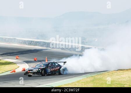 NAKHON RATCHASIMA - 12 AGOSTO: Khun em di PTT al Concorso di Drift Storm M-150 al Bonanza Racing Circuit, Nakhon Ratchasima, Thailandia, il 12 agosto 201 Foto Stock