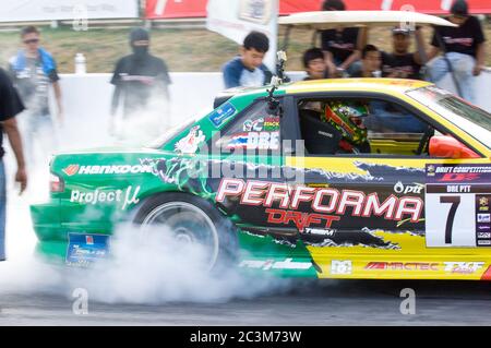 NAKHON RATCHASIMA - 12 AGOSTO: Khun Dre del PTT si riscalda prima di iniziare al Concorso di Drift Storm M-150 al circuito di Bonanza, Nakhon Ratchasima,T. Foto Stock