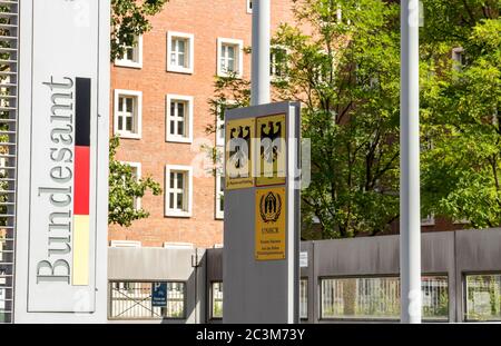 Nurnberg, Germania, 11,2019 agosto: Cartello all'ingresso dell'Ufficio federale delle migrazioni e dei rifugiati a Norimberga, il BAMF è la principale migazione A. Foto Stock