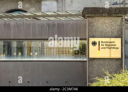 Nurnberg, Germania, 11,2019 agosto: Cartello all'ingresso dell'Ufficio federale delle migrazioni e dei rifugiati a Norimberga, il BAMF è la principale migazione A. Foto Stock