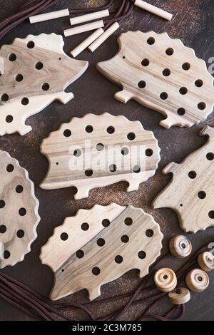 Hedgehog giocattolo lacciatura in legno naturale per educare le abilità motorie, coordinazione oculari, abilità matematiche. Materiali Montessori. Sviluppo, edu Foto Stock