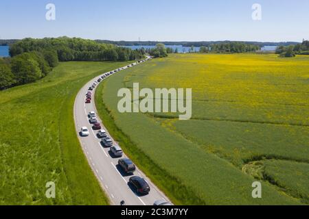 Coda di auto per il traghetto per Ljusterö. Foto Stock