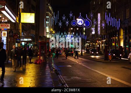 LONDRA - 17 NOVEMBRE 2016: Strand Street con decorazioni natalizie e sentieri per auto Foto Stock