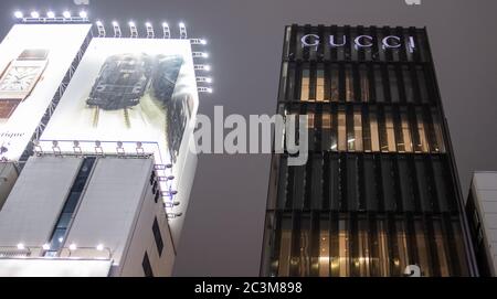 Gucci illuminato, moderno acquisto commerciale in Ginza Street di notte, Tokyo, Giappone. Foto Stock