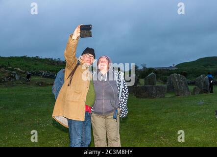 Drombeg, Glandore, Cork, Irlanda. 21 Giugno 2020. Jack Healy e Ita Teegan da St. Luke's a Cork prendendo un selfie prima dell'alba durante il solstizio estivo a Drombeg Stone Circle fuori Glandore, County Cork, Irlanda. - credito; David Creedon / Alamy Live News Foto Stock