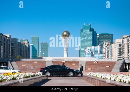 Astana, Kazakhstan, settembre 2018. Uomini d'affari di fronte alla Torre Baiterek, il simbolo della moderna Astana Foto Stock