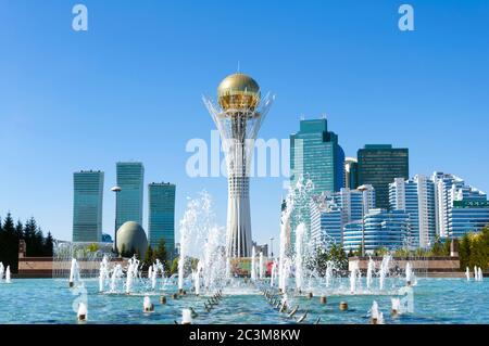 Torre Baiterek il simbolo della moderna Astana, capitale del Kazakistan Foto Stock