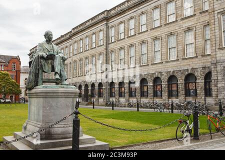 DUBLINO, IRLANDA - 23 GIUGNO 2019: Courtyard Trinity College. Campus universitario della Trinity Foto Stock