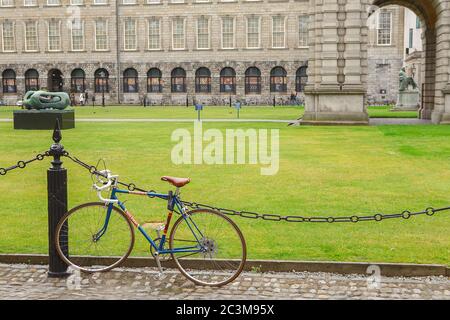 DUBLINO, IRLANDA - 23 GIUGNO 2019: Courtyard Trinity College. Campus universitario della Trinity Foto Stock