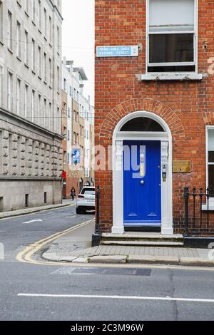 Dublino, Irlanda - 25 giugno 2019: Una porta blu a Dublino, Irlanda. Porta georgiana ad arco di fronte casa a Dublino Foto Stock