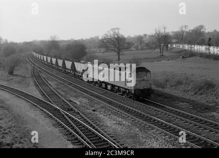 Locomotiva diesel di classe 47 n. 47330 che traina un treno a carbone MGR a Hatton, Warwickshire, Inghilterra, Regno Unito. 14 aprile 1987. Foto Stock