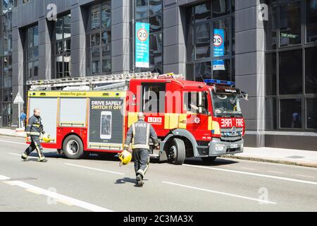Londra, Regno Unito - 25 agosto 2017: Servizi di emergenza i vigili del fuoco della Brigata dei vigili del fuoco di Londra rispondono a un'emergenza nella strada vicino a. Foto Stock