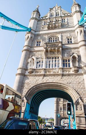 LONDRA - 29 giugno 2019: Tower Bridge a Londra, Regno Unito. Tower Bridge a Londra è situato sul Tamigi dal 1894 ed è uno dei più recog Foto Stock