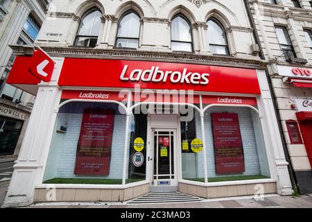 Un negozio di scommesse Ladbrokes nel centro di Cardiff con un messaggio che spiega la sua chiusura, giugno 2020. Foto Stock