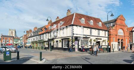 Vista panoramica dei negozi e un pub intorno al mercato del Sabato nel centro di Beverley, East Yorkshire Foto Stock