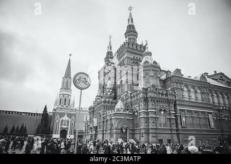 MOSCA - 02 GENNAIO 2017: Molti turisti camminano sulla Piazza Rossa. Edificio storico del Museo. Fotografia in bianco e nero Foto Stock