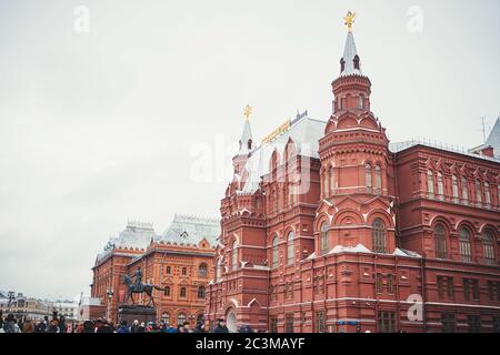 MOSCA - 02 GENNAIO 2017: Molti turisti camminano sulla Piazza Rossa. Edificio storico del Museo Foto Stock