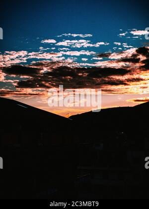 Immagine verticale di un'incantevole vista di un rosa mozzafiato e il tramonto blu - ideale per gli sfondi Foto Stock