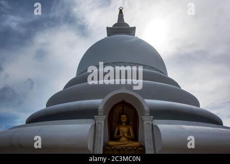 Lo stupa alla Pagoda della Pace e il Tempio Giapponese a Jungle Beach vicino Unawatuna nello Sri Lanka meridionale. Foto Stock