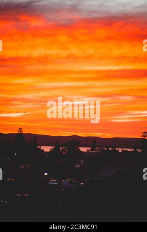 Scatto mozzafiato di un tramonto che si illumina di rosso e arancione nuvole - ideale per sfondi Foto Stock