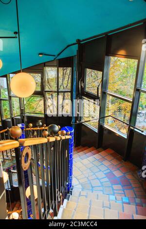 Vienna, Austria - 27 ottobre 2019: Il Museo Hundertwasser a Kunst Haus Wien a Vienna, Austria. Interno del museo con scale Foto Stock
