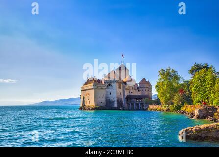 Vista panoramica del castello di Chillon sotto il sole, sul lago di Ginevra, Montreux, Canton Vaud, Svizzera Foto Stock