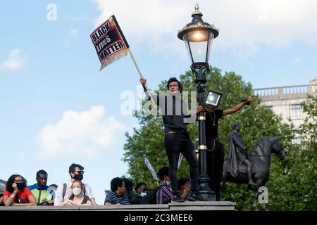 21 giugno 2020. Londra, Regno Unito. I manifestanti prendono parte a una dimostrazione organizzata dal gruppo Black Lives Matter per l'americano George Floyd a Londra, Gran Bretagna, 20 giugno 2020. Morì mentre veniva arrestato dai poliziotti statunitensi Derek Chauvin e ha causato disordini civili in alcune città statunitensi. Foto di Ray Tang/Ray Tang Media Foto Stock