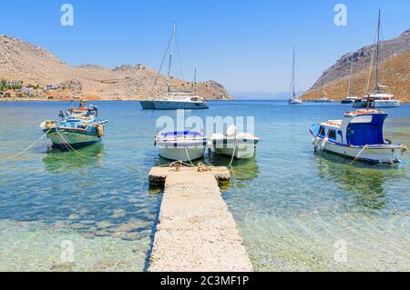 Pittoresca cittadina balneare di Pedi sull'Isola di Symi, Dodecanese, Grecia Foto Stock