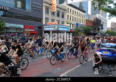 New York, New York. 20 giugno 2020. Migliaia di ciclisti passano davanti all'Apollo Theatre di Harlem. La protesta in bicicletta è stata una corsa di solidarietà Black Lives Matter che ha chiesto giustizia in una serie recente di uccisioni della polizia americana: George Floyd, Breonna Taylor e innumerevoli altri. Il giro in bicicletta è stato organizzato dal collettivo di Street Riders NYC. Diverse migliaia di persone hanno partecipato alla dimostrazione in movimento da Times Square, Harlem e Battery Park. 20 giugno 2020 Foto Stock