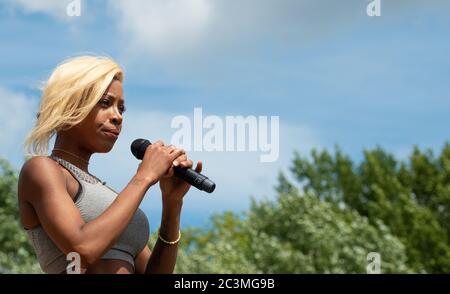 Imarn Ayton, leader attivista del movimento britannico Black Lives Matter, ha pronunciato un discorso al Speaker's Corner di Hyde Park, prima della marcia di protesta del BLMUK. Foto Stock